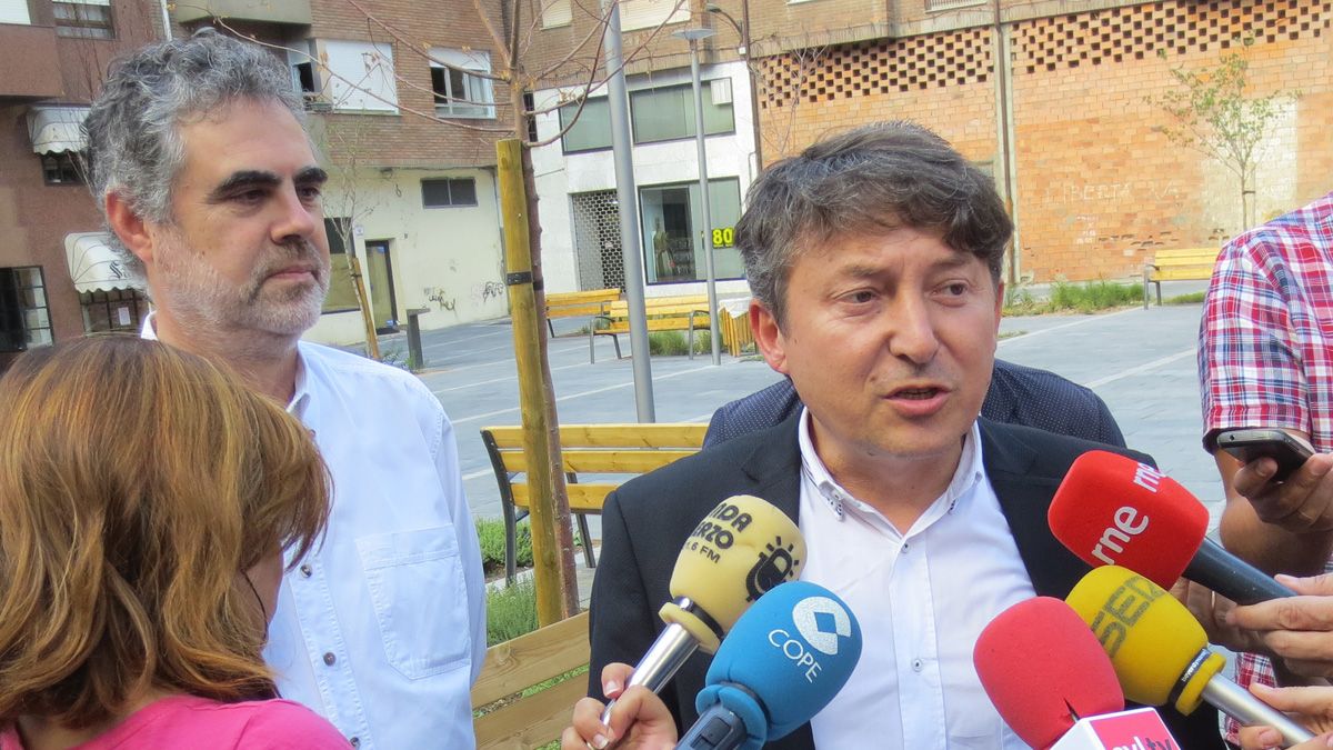 Samuel Folgueral, junto a Fernando Álvarez, en la plaza Sánchez Albornoz. | L. N. C.