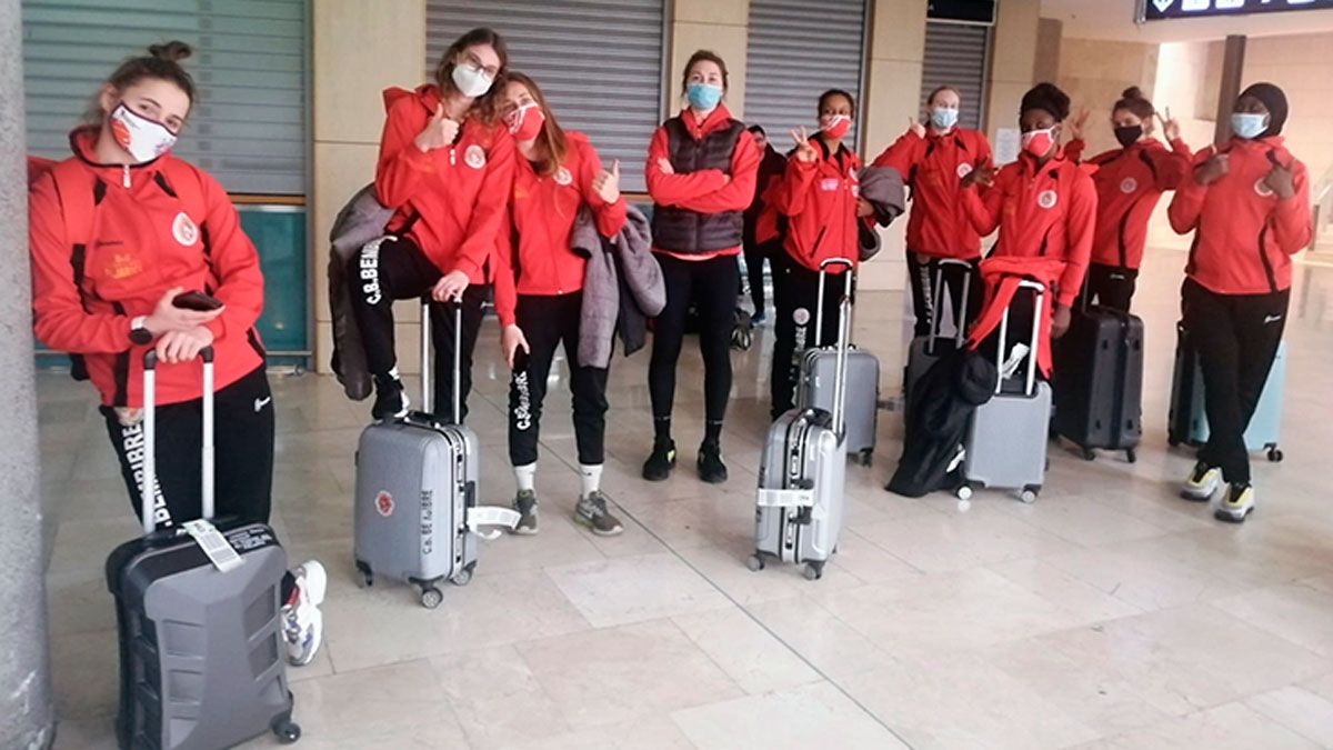 Las jugadoras del Bembibre, en el aeropuerto de Tenerife.