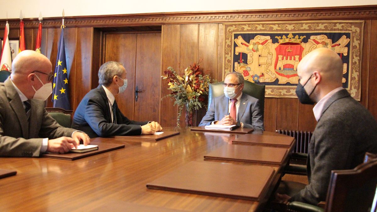 Reunión en el Ayuntamiento de Ponferrada entre el alcalde y los mandatarios de Endesa.