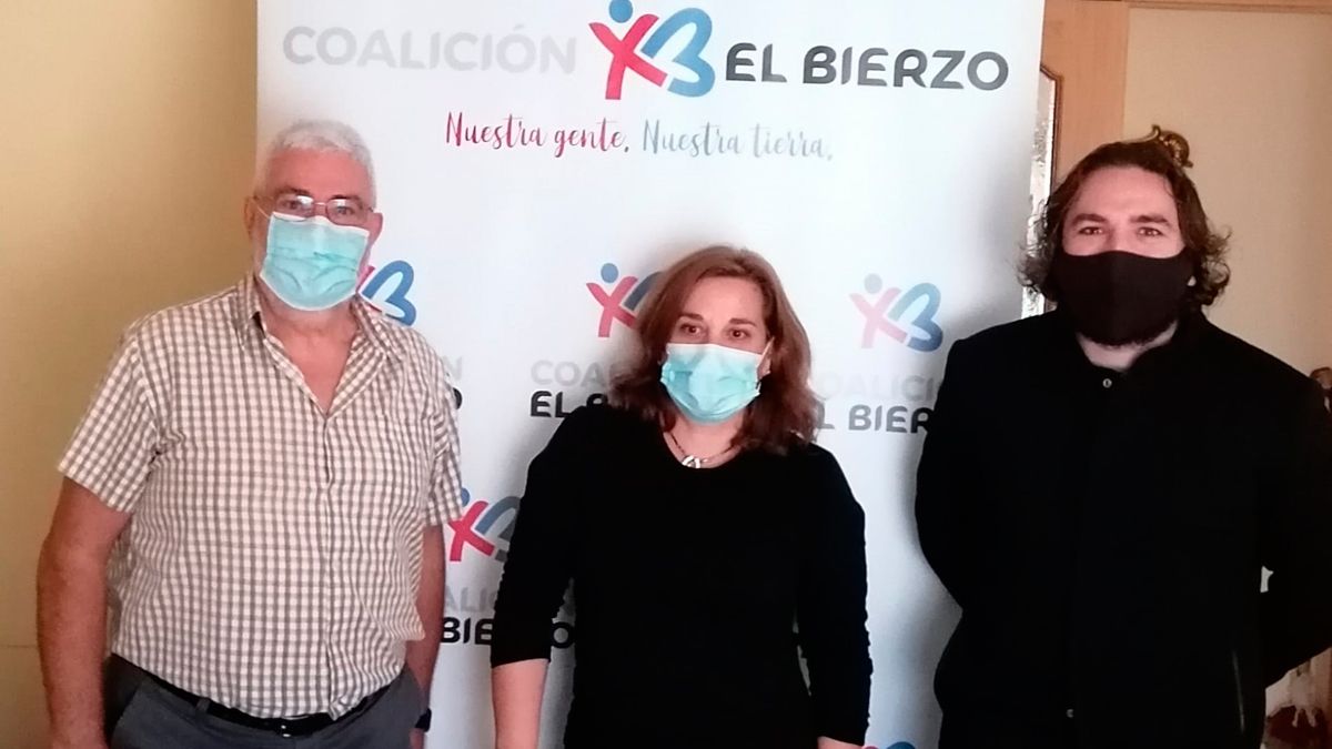 Arias Neira en el centro de la imagen, durante la presentación de la organización.