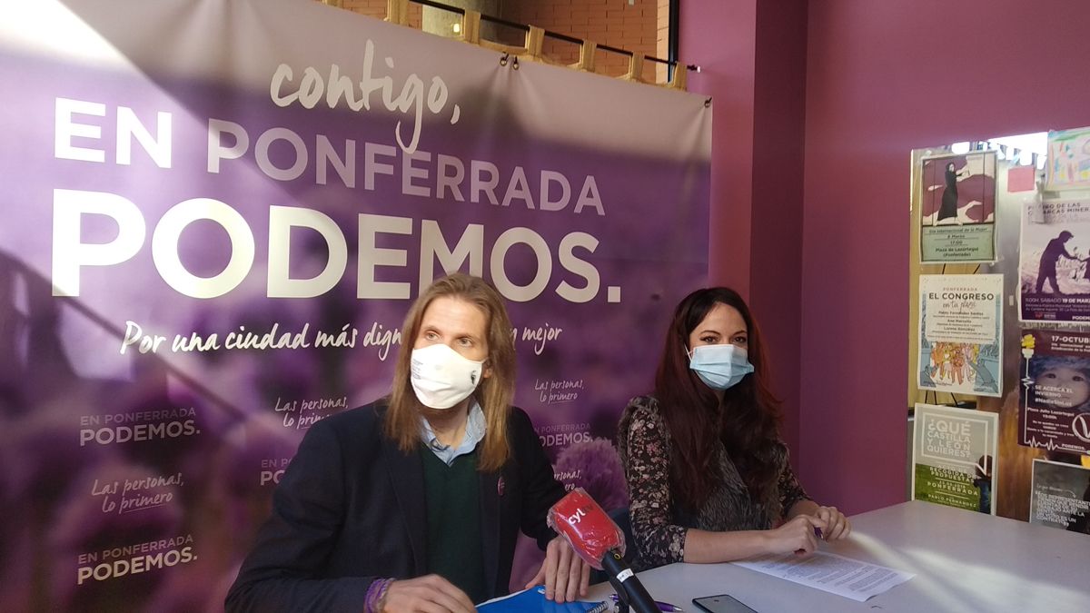 Pablo Fernández y Lorena González dando a conocer su propuesta de enmiendas a los presupuestos autonómicos en Ponferrada. | M.I.
