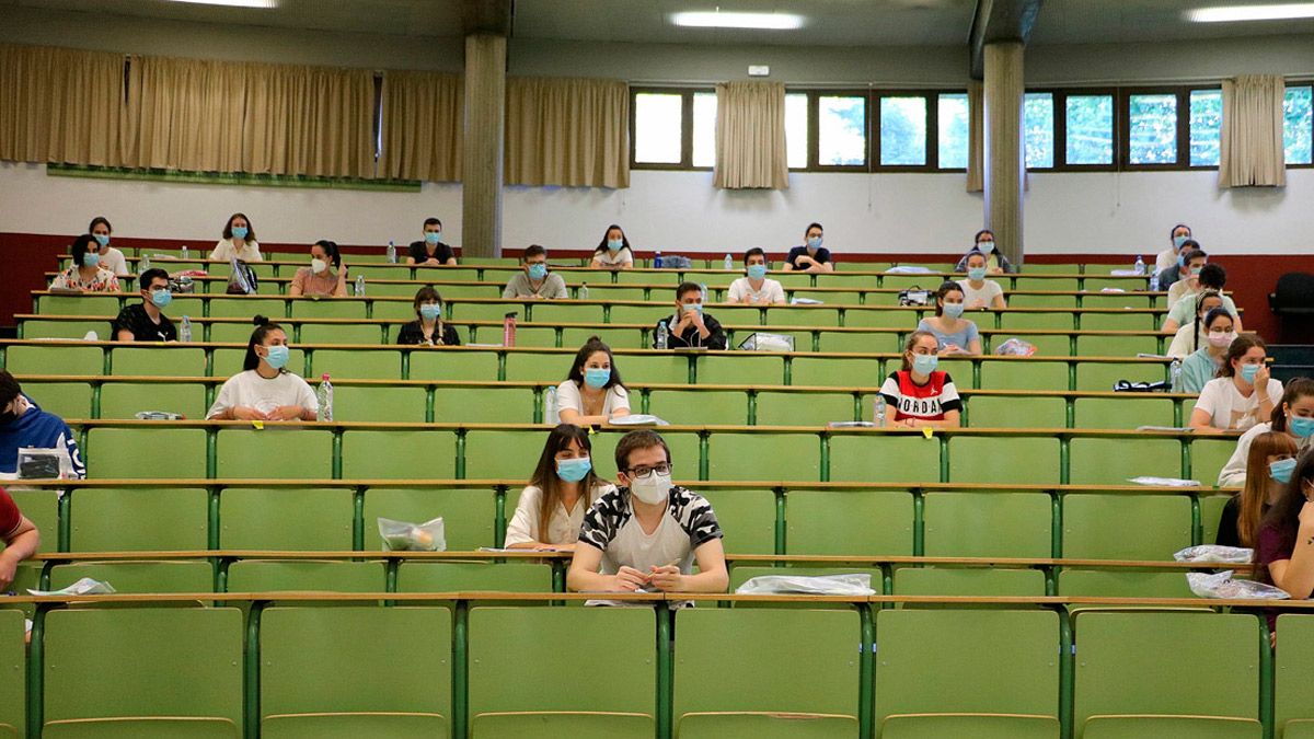 Alumnos durante la Ebau del pasado curso en el Campus de Vegazana. | L.N.C.