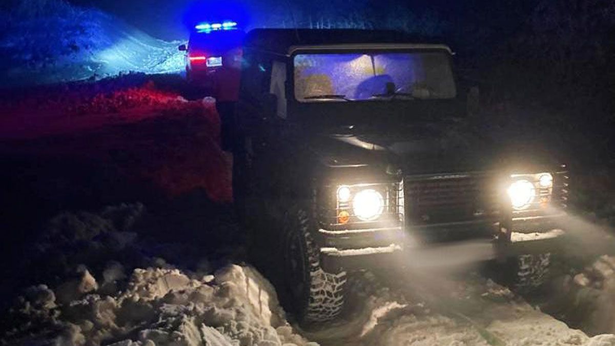 Imagen del vehículo atrapado en la nieve. | GUARDIA CIVIL