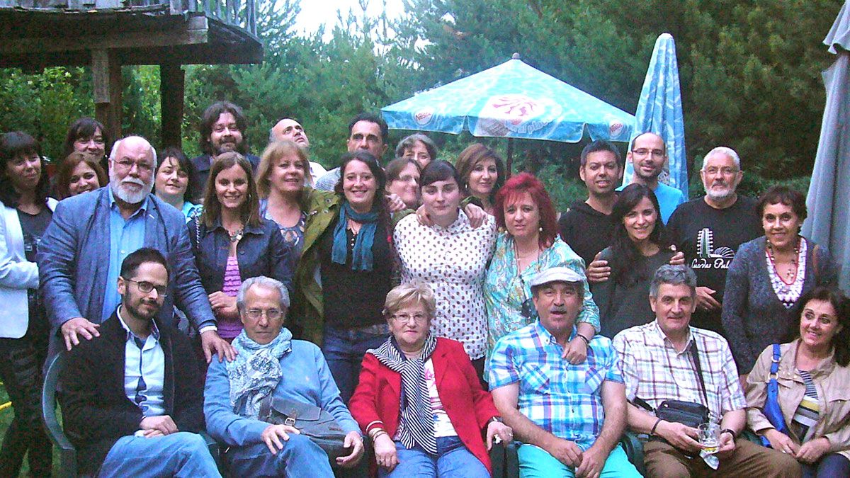 Grupo de escritores, libreras, artistas y gentes de buen gusto en la fiesta de la poesía en Escalada.