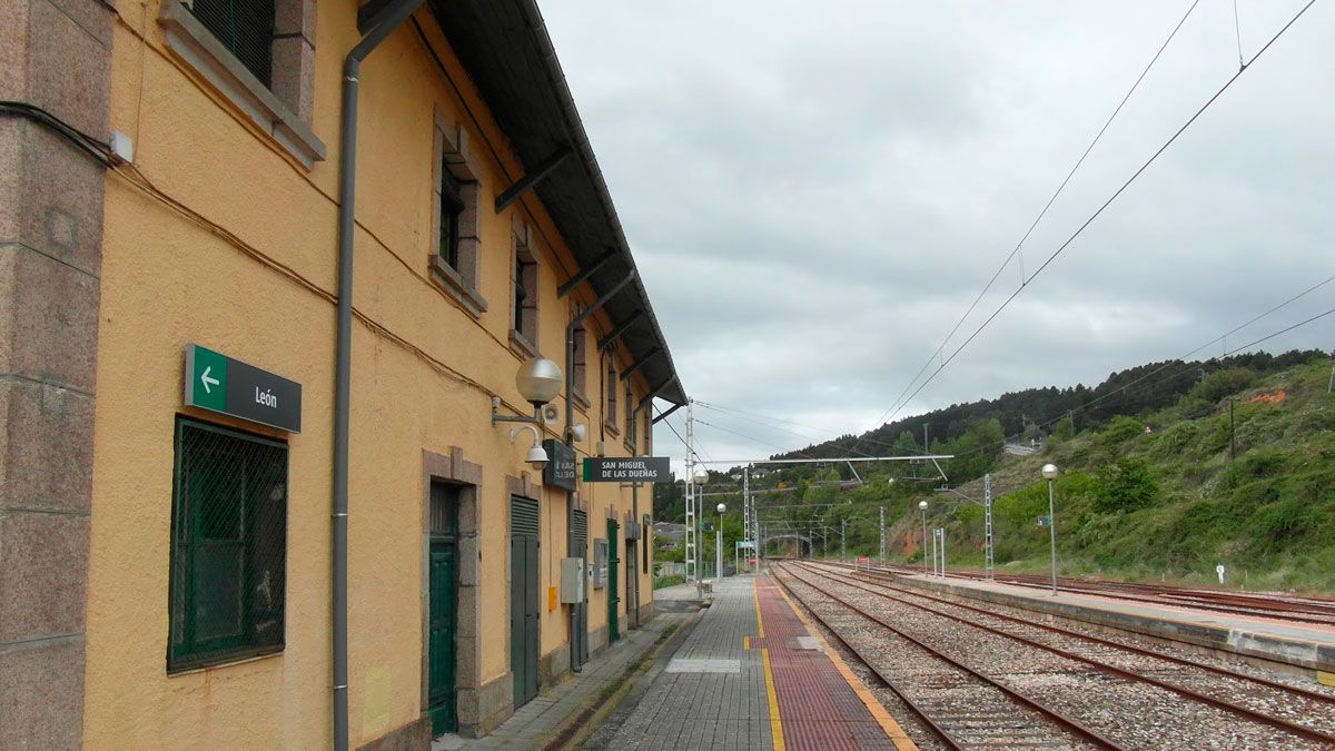 La Estación de San Miguel de las Dueñas podría ser el eje del nuevo proyecto para el que CB pide una alianza entre municipios.