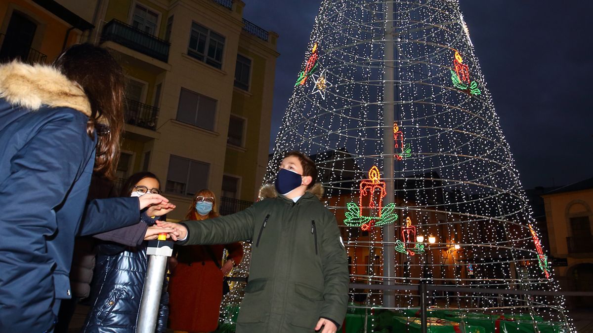 La polémica con las luces de navidad comenzó desde su inicio tardío. | ICAL