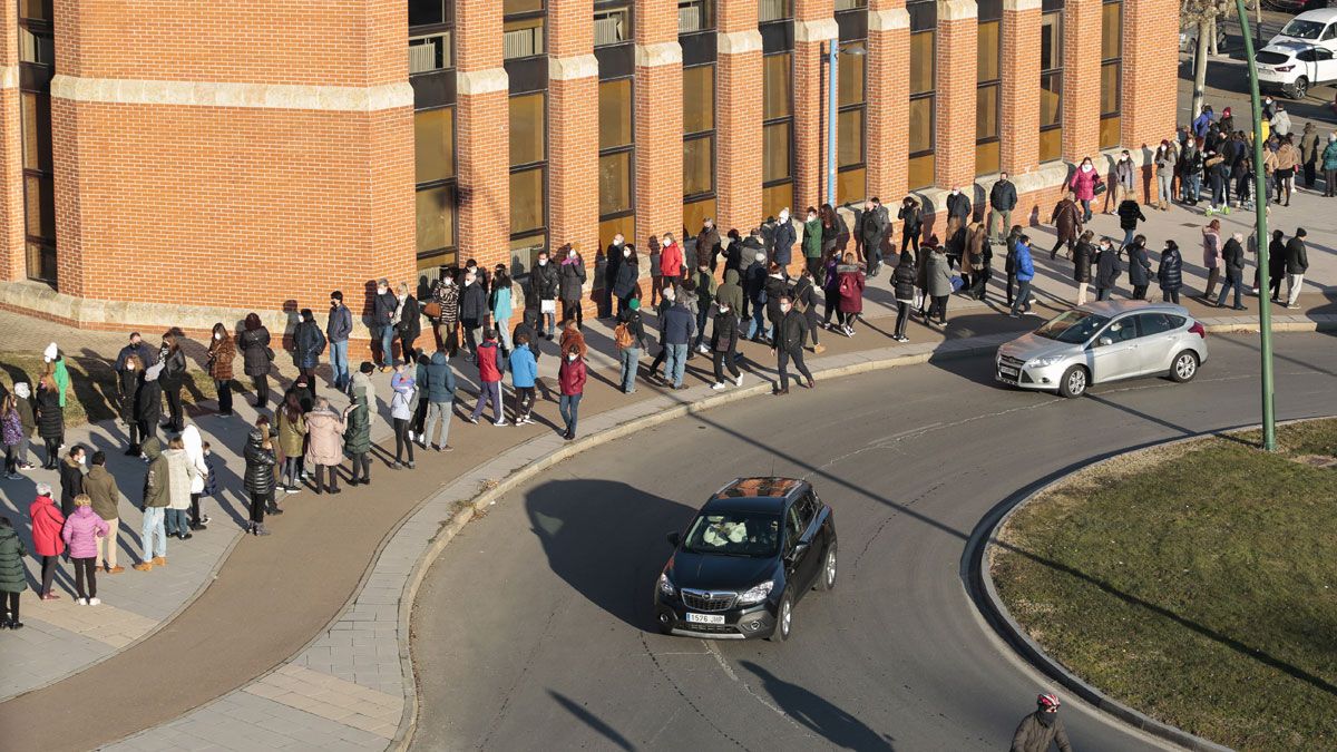 Colas para realizarse un test de antígenos este sábado en el campus de Vegazana. | ICAL