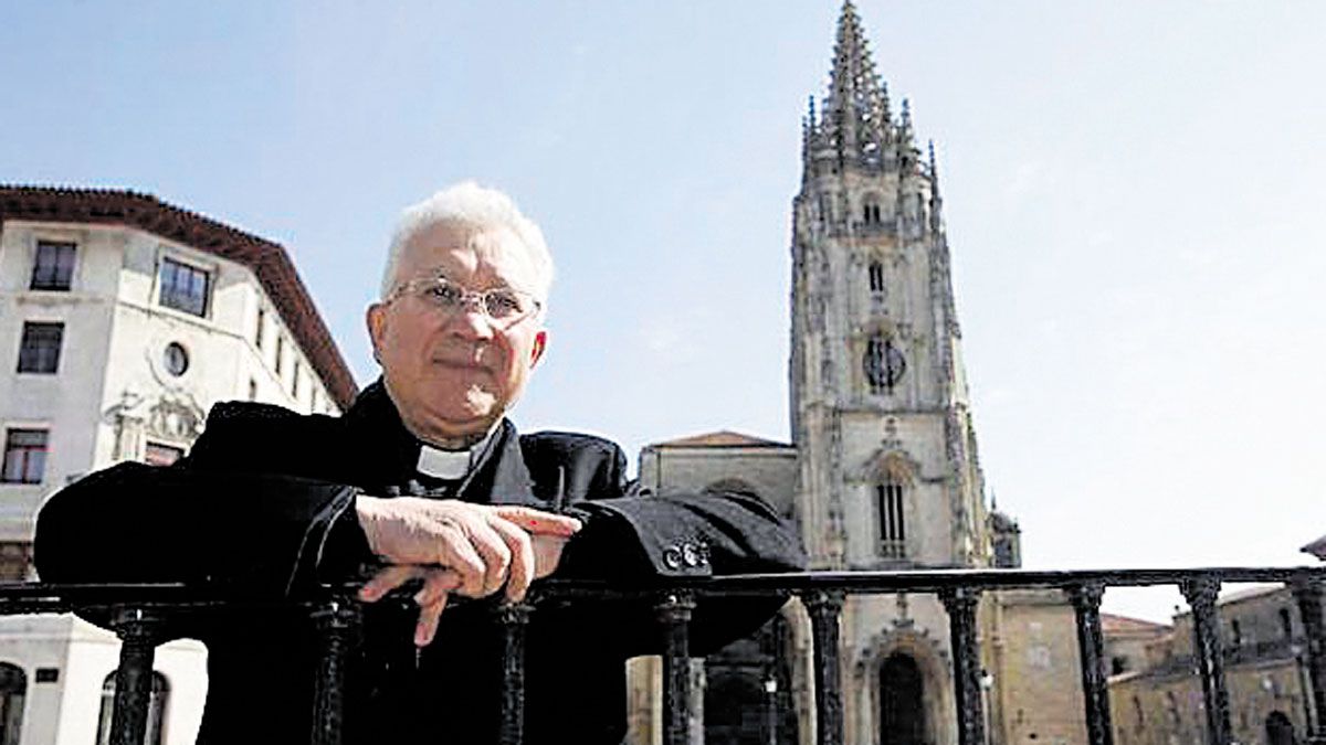 Benito Gallego, que fue cura en Babia y Santa María del Páramo, ya lleva 45 años en Oviedo, parecía predestinado, pues nació el día de la Santina.