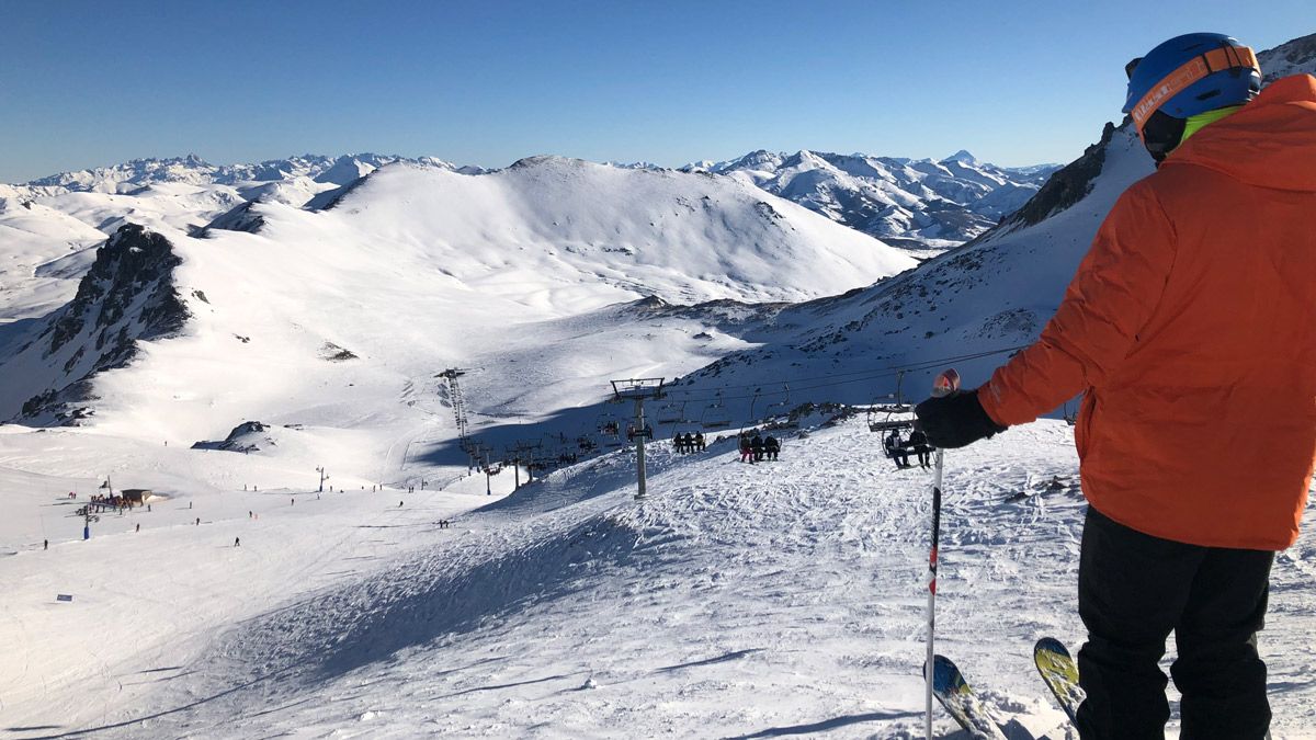 Un esquiador leonés disfruta de las pistas durante la mañana del domingo. | L.N.C.