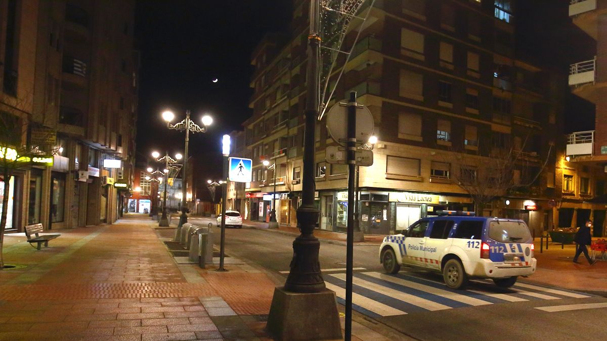Imagen de la Policía Loca patrullando en las calles de Ponferrada este fin de semana. | Ical