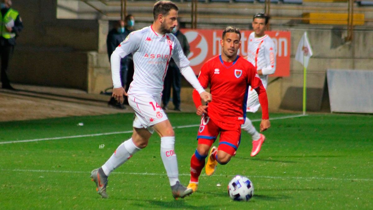 Menudo presiona a Castañeda durante el partido en el Reino. | CYD