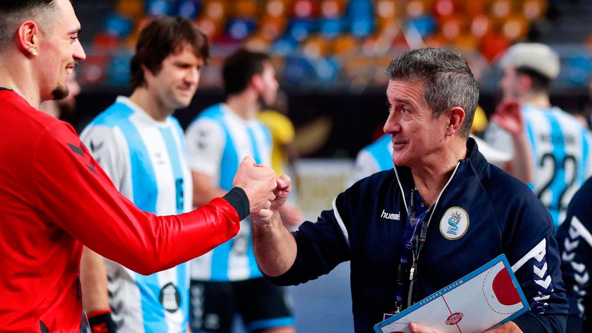 Cadenas, con la pizarra del Ademar en la mano, durante un partido del Mundial. | IHF