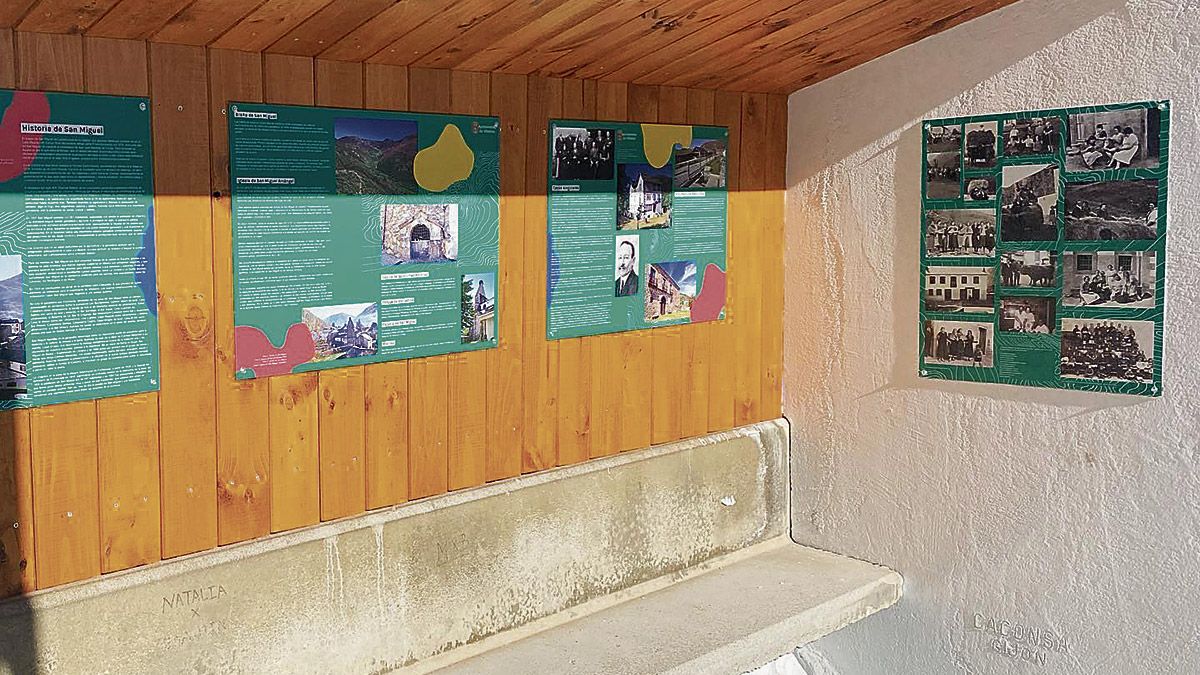 Detalle de la cartelería ya instalada en la parada de autobús de San Miguel de Laciana. | G. MUNICIPAL VILLABLINO