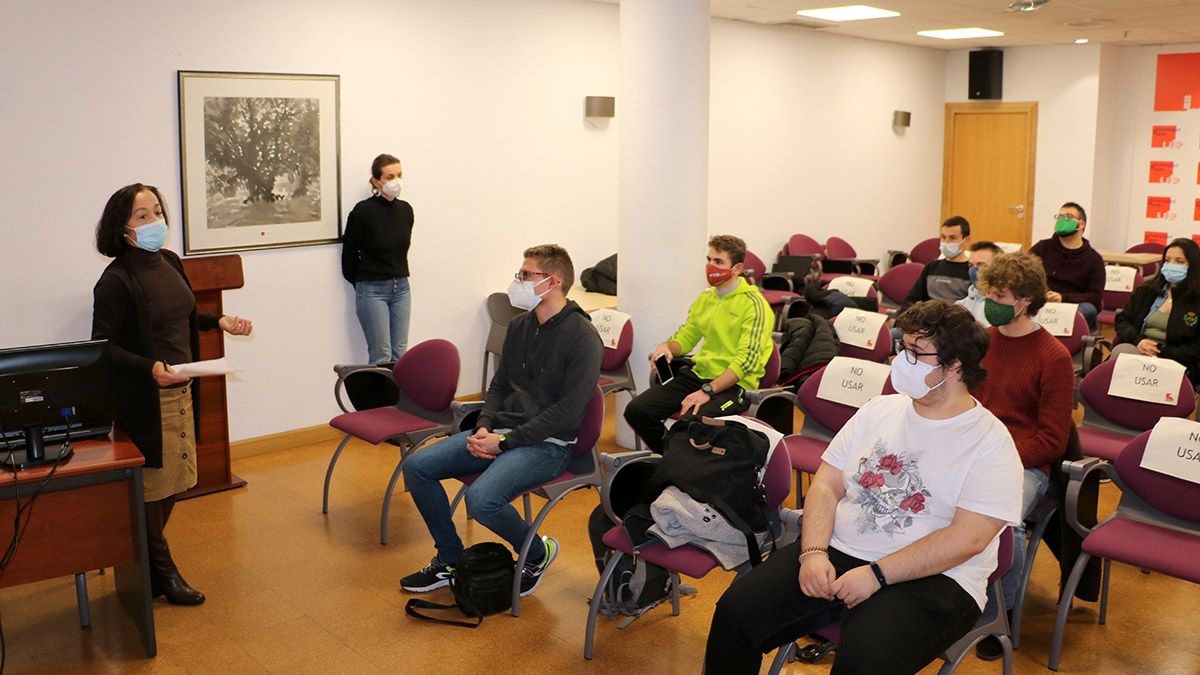 Reunión de la vicerrectora de Estudiantes con los delegados de los diferentes centros de la ULE. | L.N.C. Reunión de la vicerrectora de Estudiantes con los delegados de los diferentes centros de la ULE. | L.N.C.