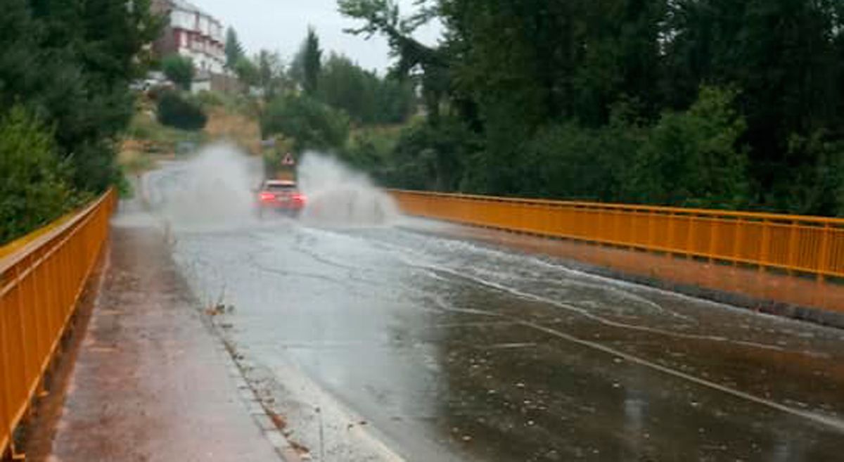 Imagen de archivo de un tramo de vial inundado en Ponferrada tras una tormenta. | L.N.C.