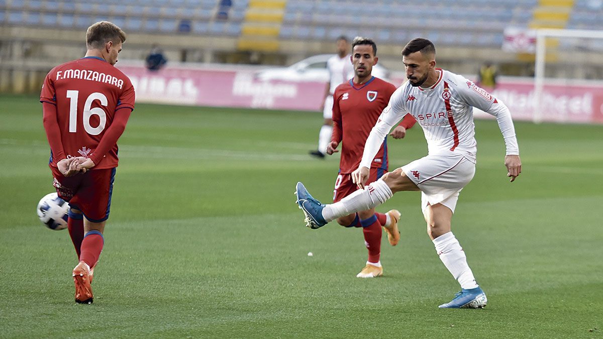 Dioni dispara durante el choque en el Reino frente al Numancia.| SAÚL ARÉN