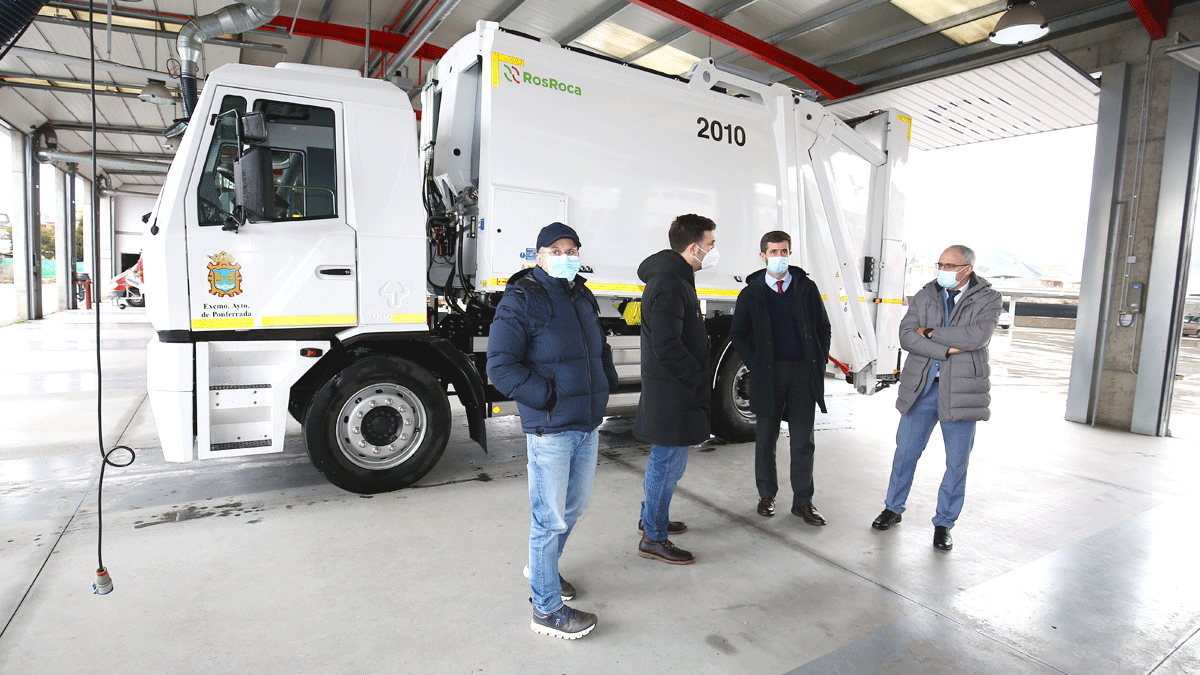 El alcalde, Olegario Ramón, junto a responsables de los fabricantes. | C.S (Ical) El alcalde, Olegario Ramón, junto a responsables de los fabricantes. | C.S (Ical)
