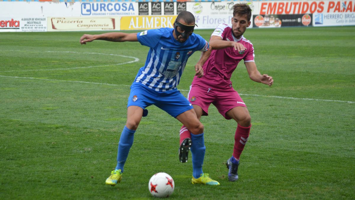 Yuri, durante uno de los partidos en los que jugó con protección facial. | A.C.