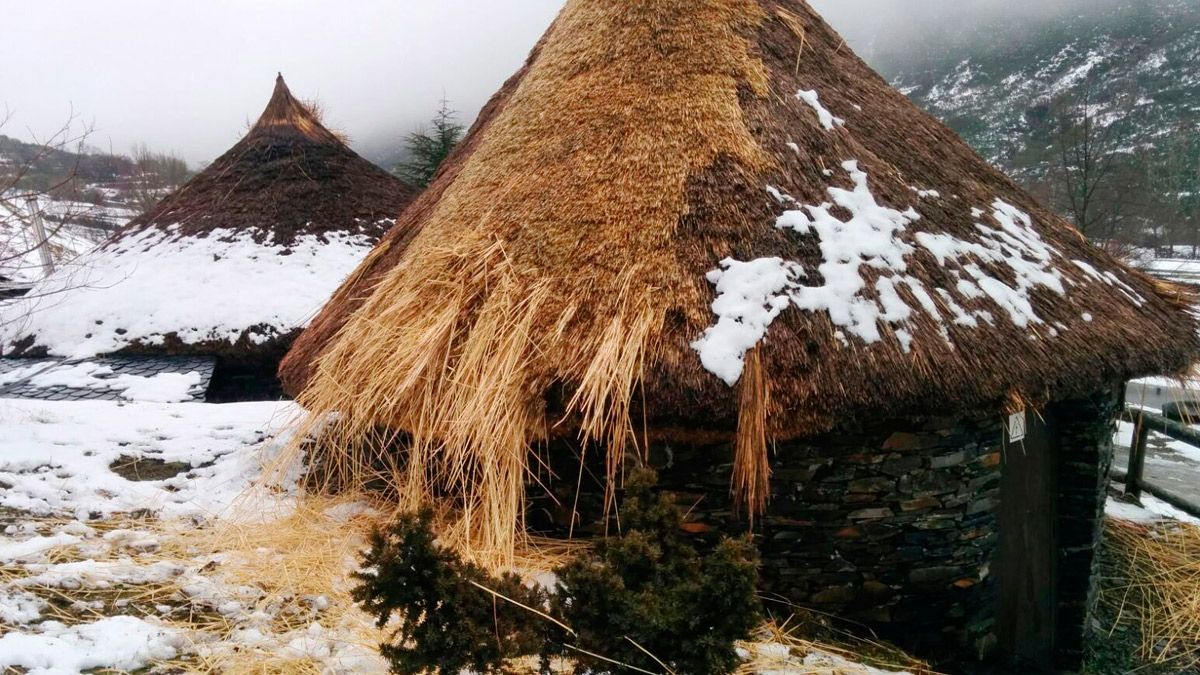 La UPL propone unos planes de 600.000 euros de recuperación y fomento de pallozas y hórreos. | J. I.