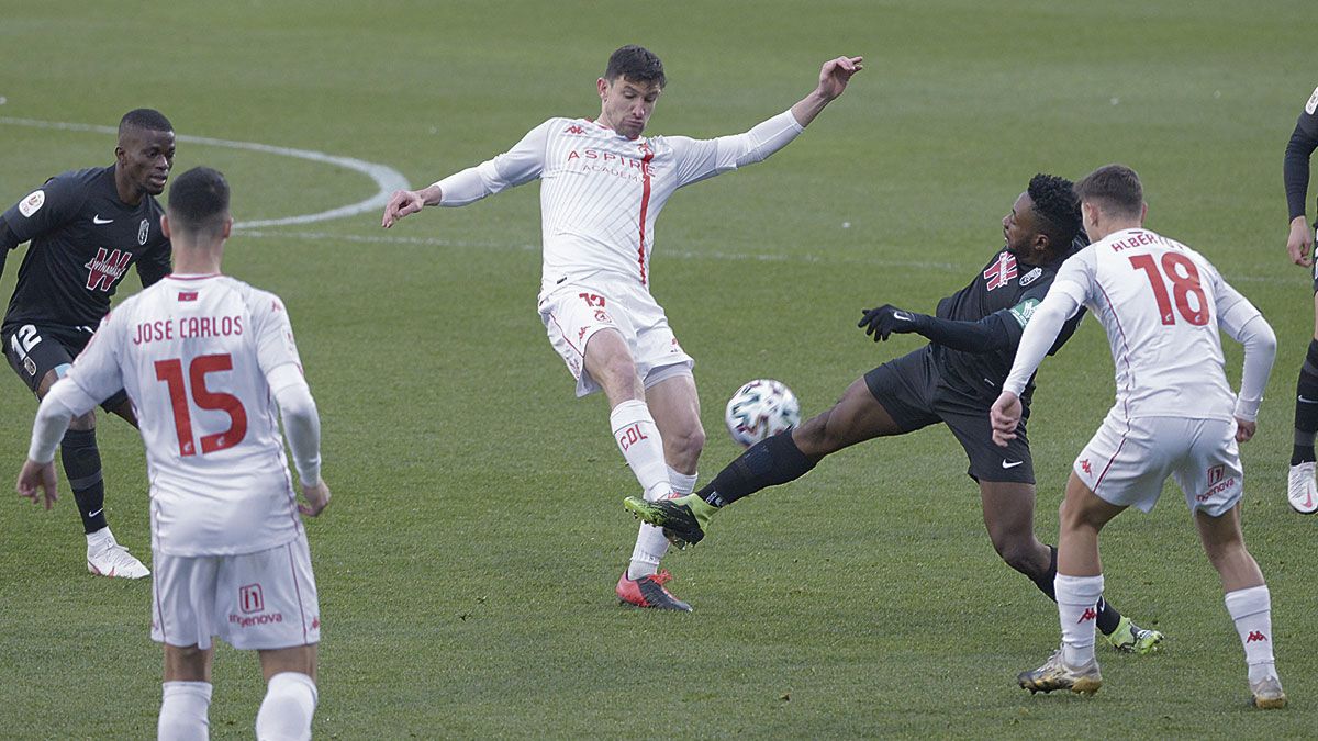 Ciampichheti pelea por un balón frente al Granada. | MAURICIO PEÑA