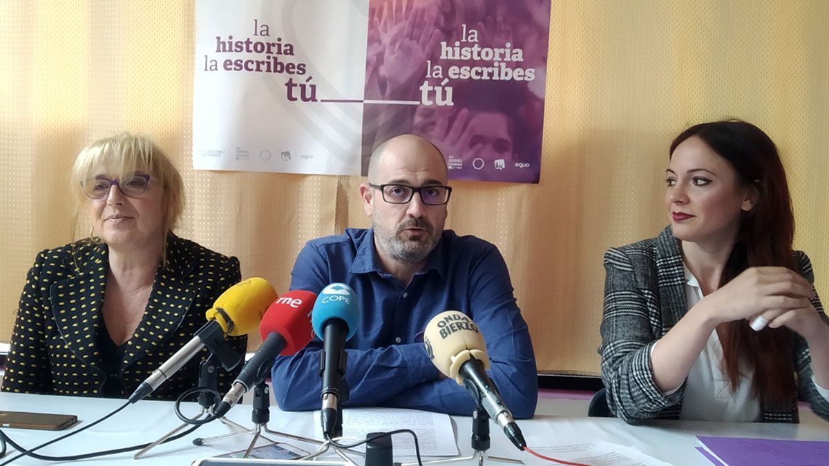 Alfonso Sobrín, en el centro, junto a las concejalas de Podemos Ponferrada en una imagen de archivo. | M.I.