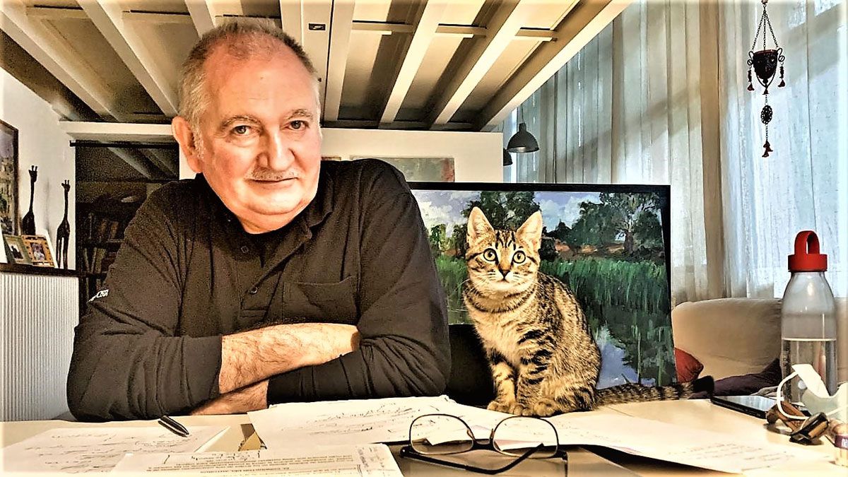 El guionista astorgano Claro García en su mesa de trabajo acompañado por la gata Lucy. | JAVIER FESSER