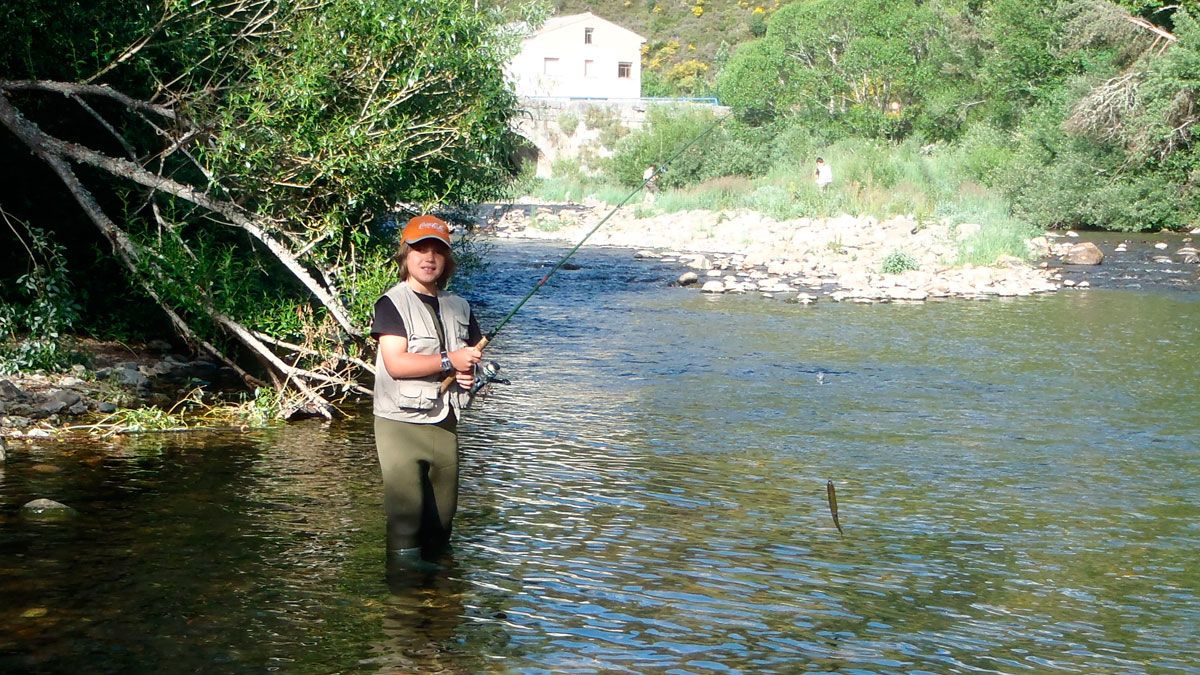 Un joven aficionado pesca en el río Yuso. | R.P.N.