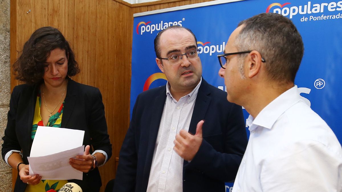 El portavoz del PP, Marco Morala, junto a los concejales Lidia Coca y Carlos Cortina, en imagen de archivo. | Ical