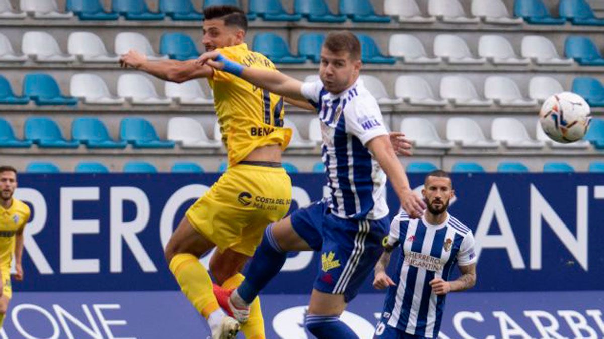 Amo pelea por un balón aéreo durante la visita del Málaga al Toralín. | LALIGA