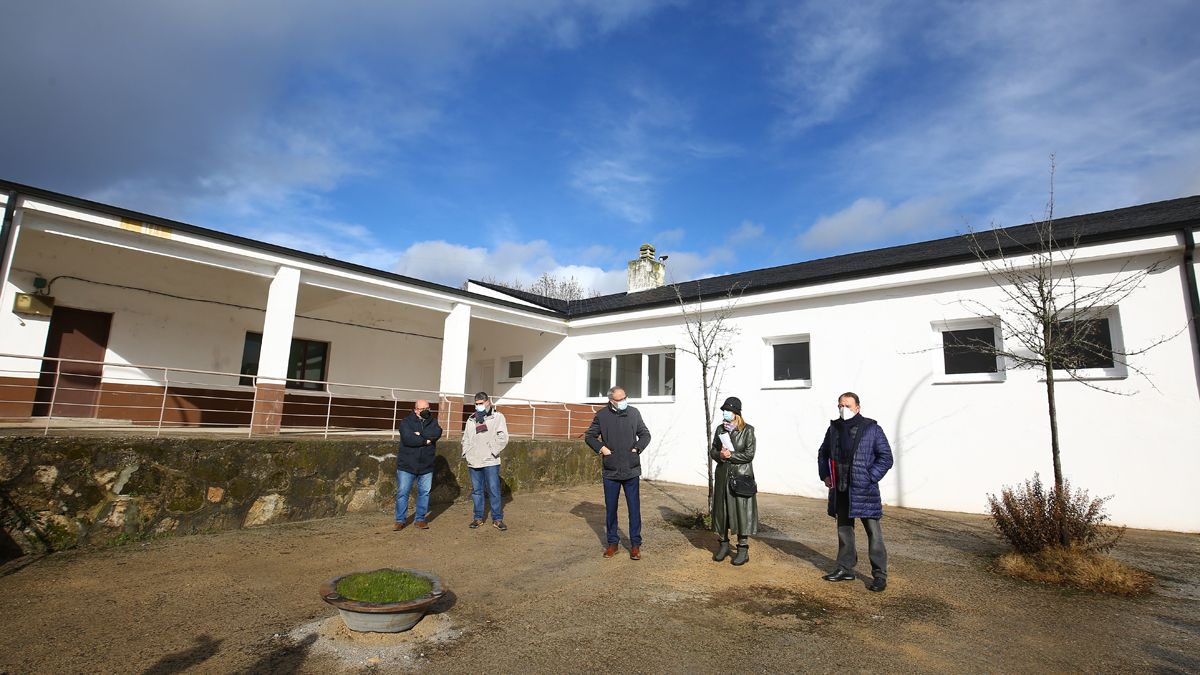 Los responsables municipales inauguraron ayer la obra realizada en Bárcena. :: ical