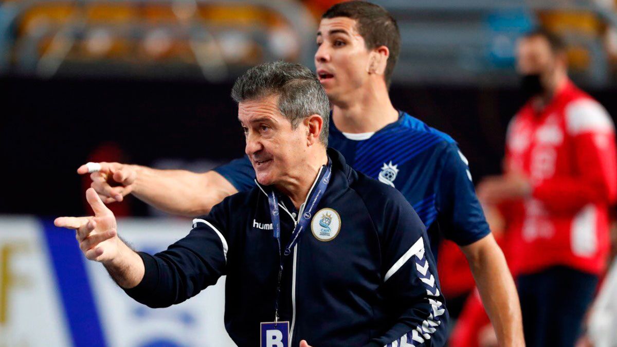 Manolo Cadenas da instrucciones durante un encuentro con Argentina en este Mundial. | IHF