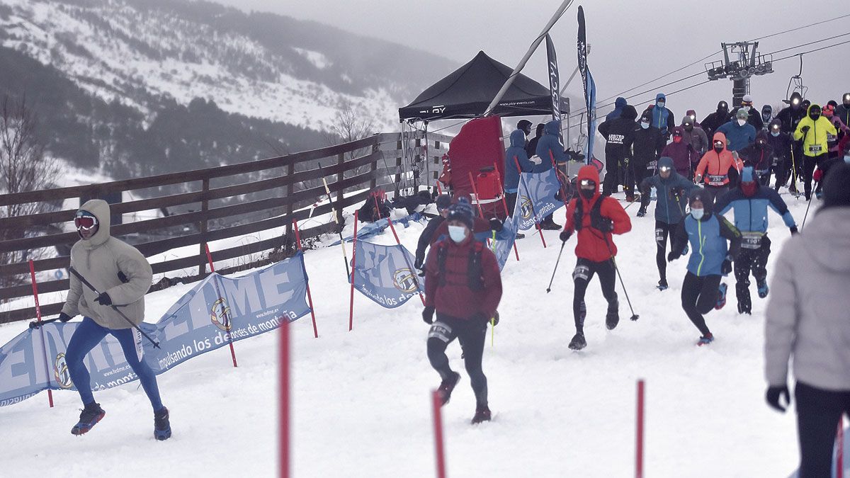 Un instante de la salida, con los participantes bien abrigados y equipados para afrontar el recorrido. :: reportaje gráfico: saúl arén