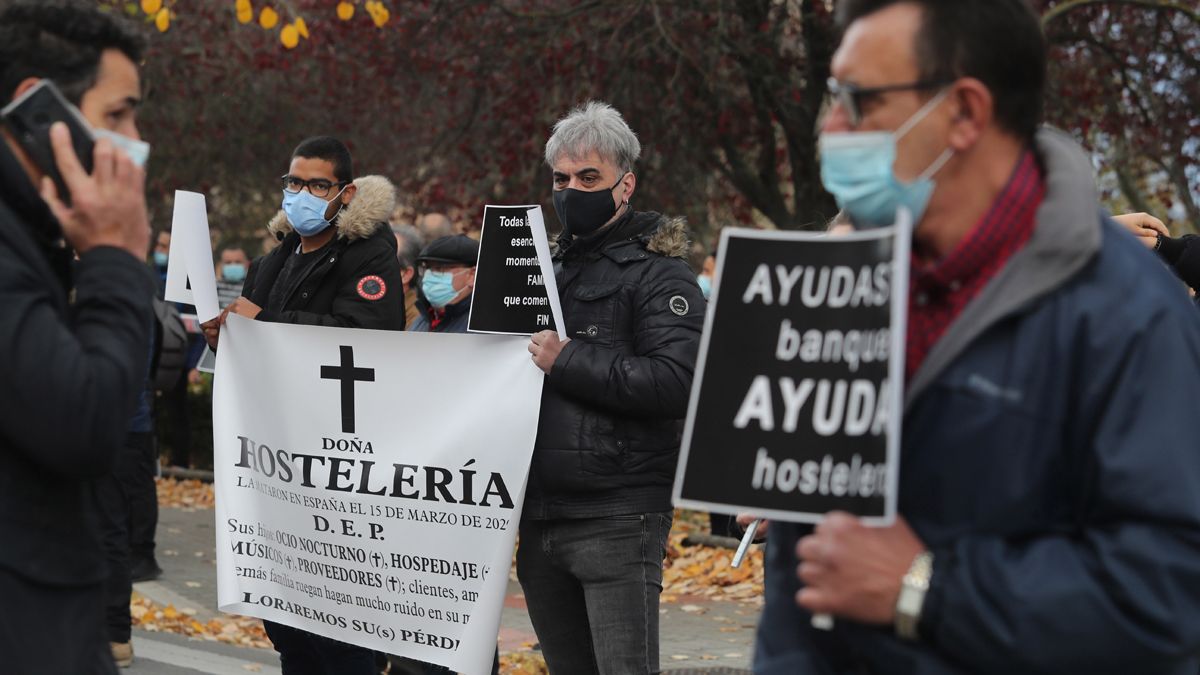 Los hosteleros dicen que no soportan el juego político que les deja sin ayudas. | ICAL