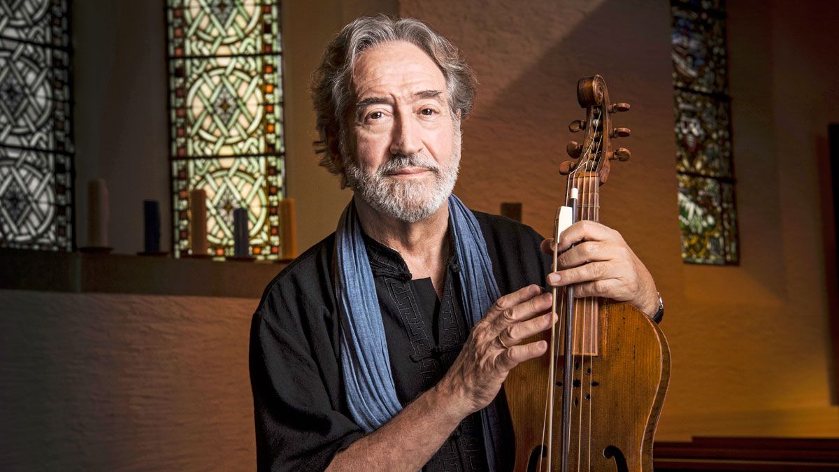 El violagambista Jordi Savall regresa este martes al Auditorio Ciudad de León con parte de la formación Hespèrion XXI. | GERI BOR