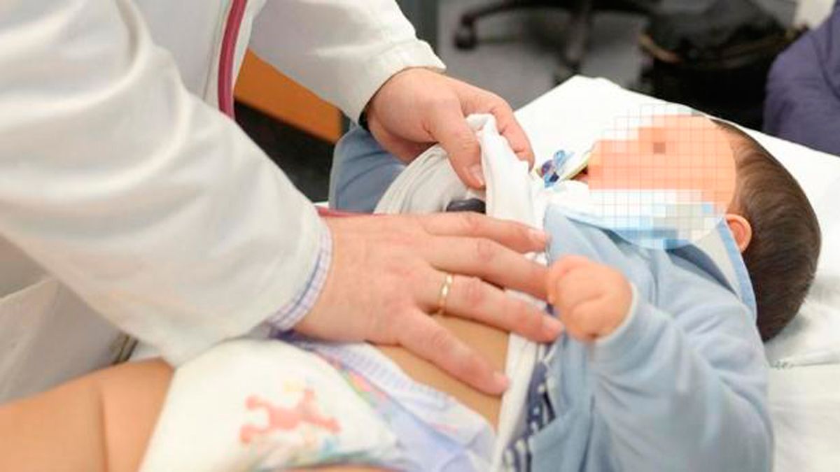 Un pediatra atendiendo a un bebé. | E.P.