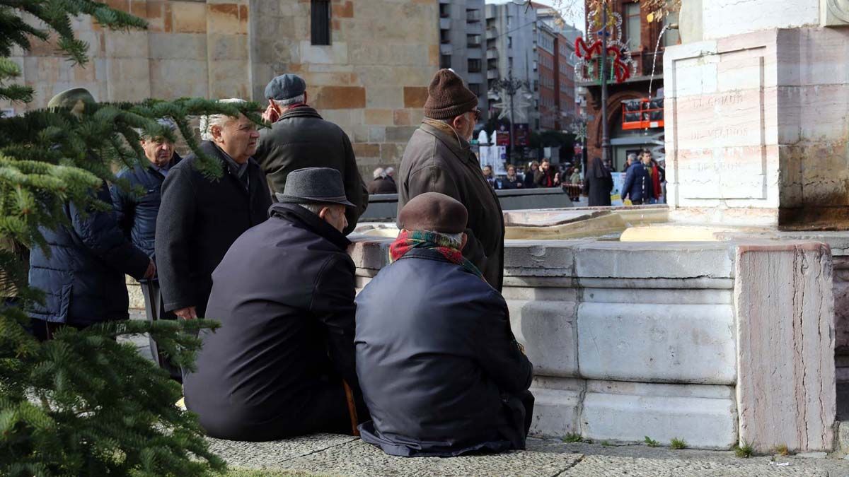 Un grupo de jubilados en el entorno de San Marcelo y Botines. | CÉSAR