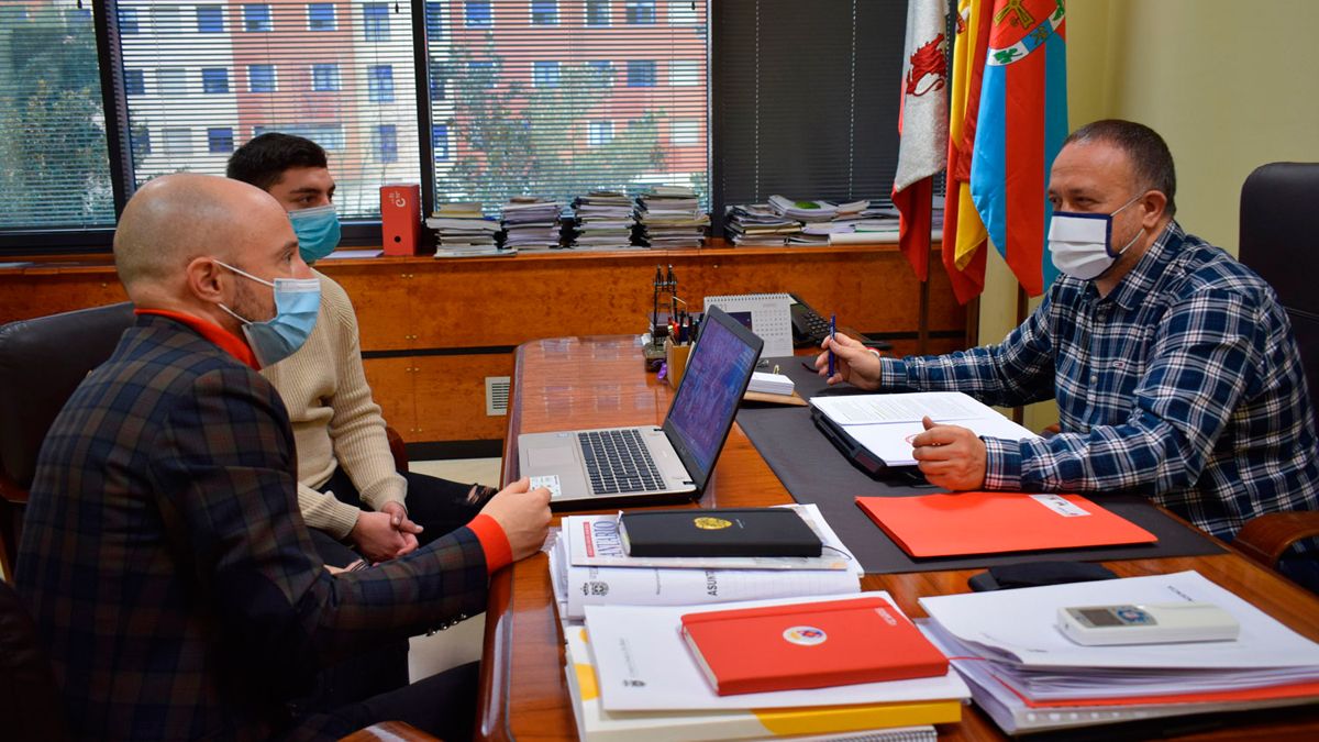 Reunión entre el presidente del Consejo Comarcal y los hosteleros bercianos.