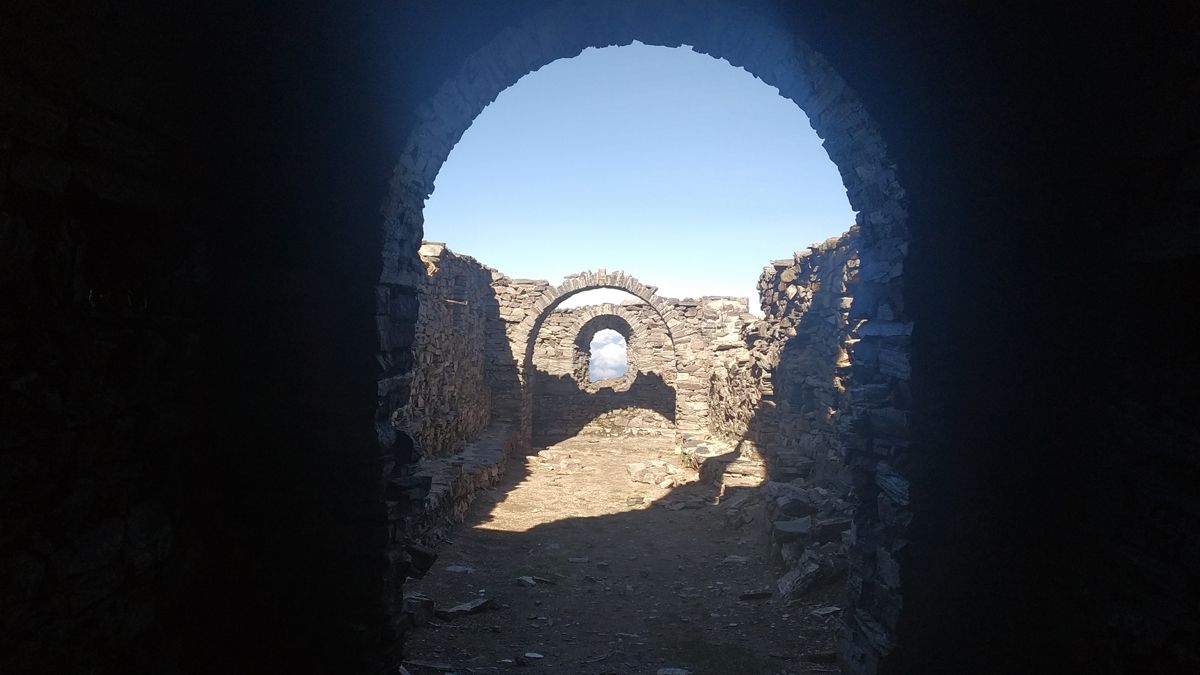 Restos de la ermita de La Aquiana. Restos de la ermita de La Aquiana.