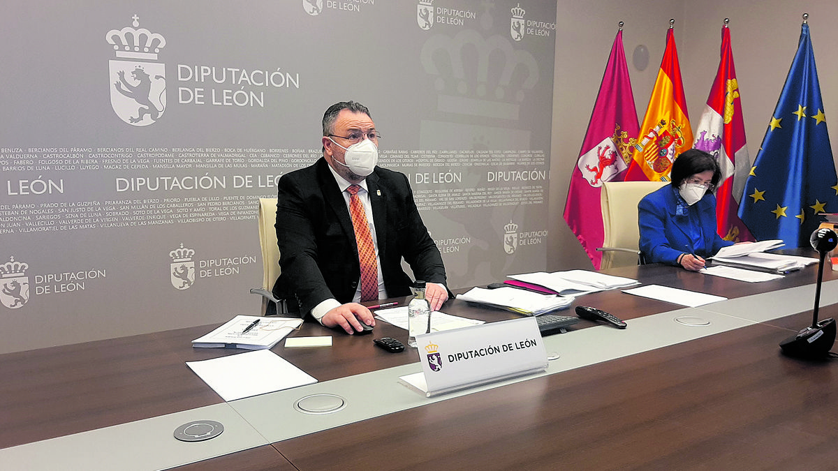 El presidente de la Diputación, Eduardo Morán, junto a la secretaria. | L.N.C.