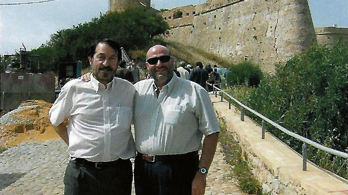 González Arpide (izda.) con José Manuel Pérez Burgos, director del Museo Nueva Tabarca del Ayuntamiento de Alicante. | ULE