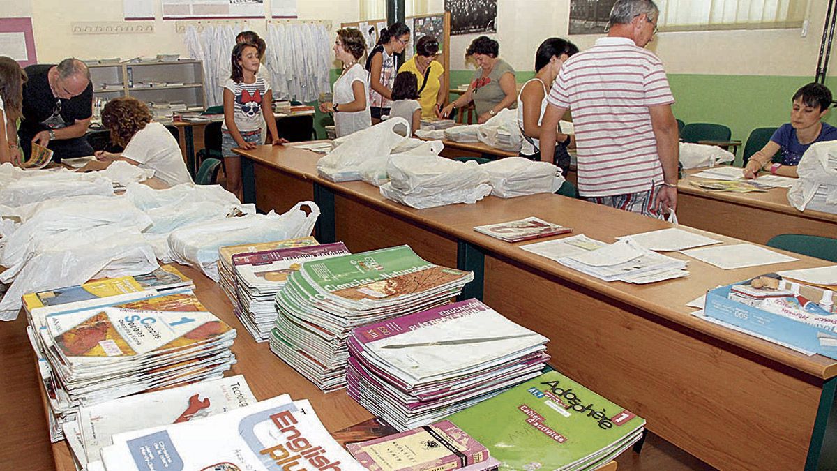 Imagen de archivo de un reparto de materiales escolares y libros de texto. | ICAL