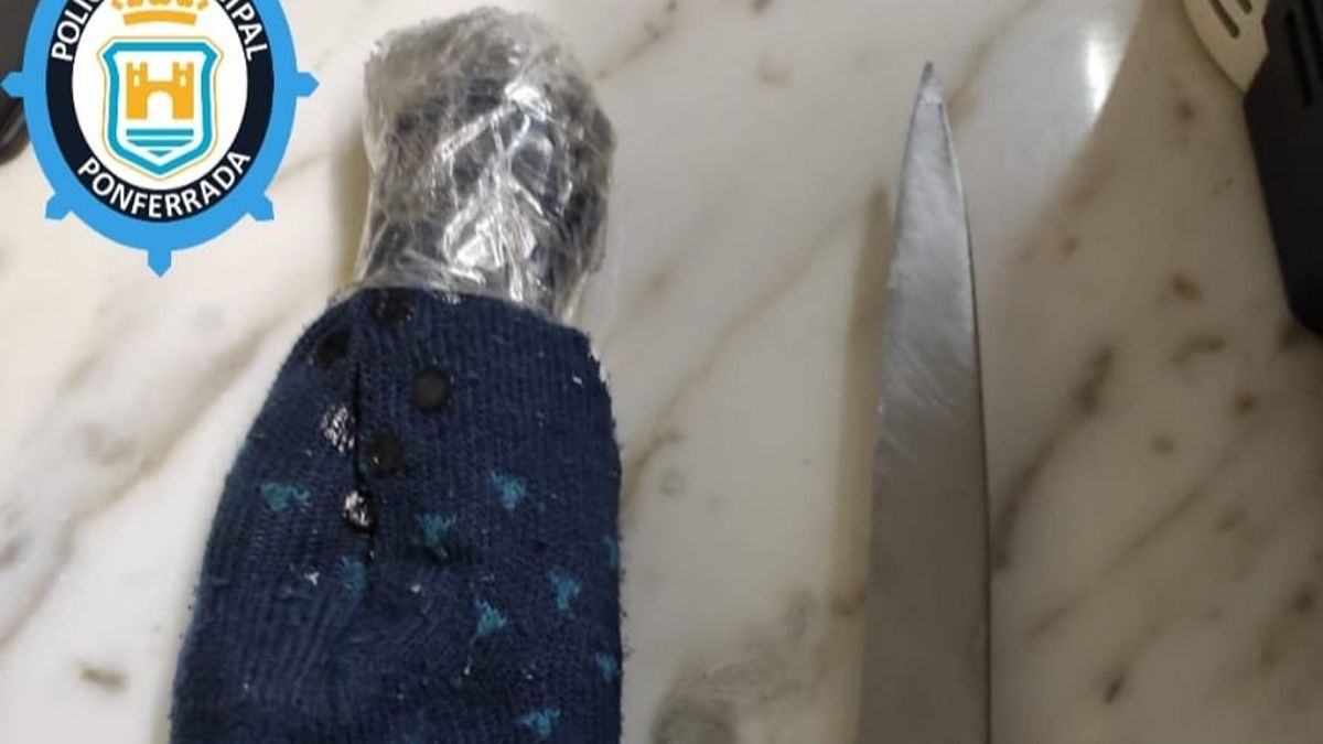 Imagen de la funda y el cuchillo que llevaba el hombre y que la Policía colgó en sus redes.