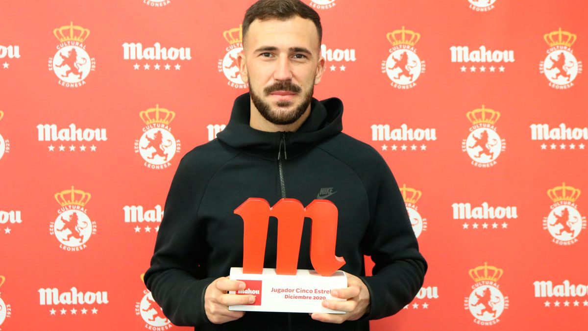 Dioni, con su premio al jugador del mes de diciembre. | LNC