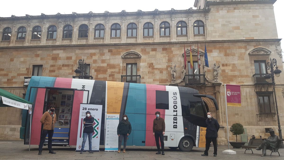 Responsables del ILC y Bibliotecas posan delante de un bibliobús. | DIPUTACIÓN