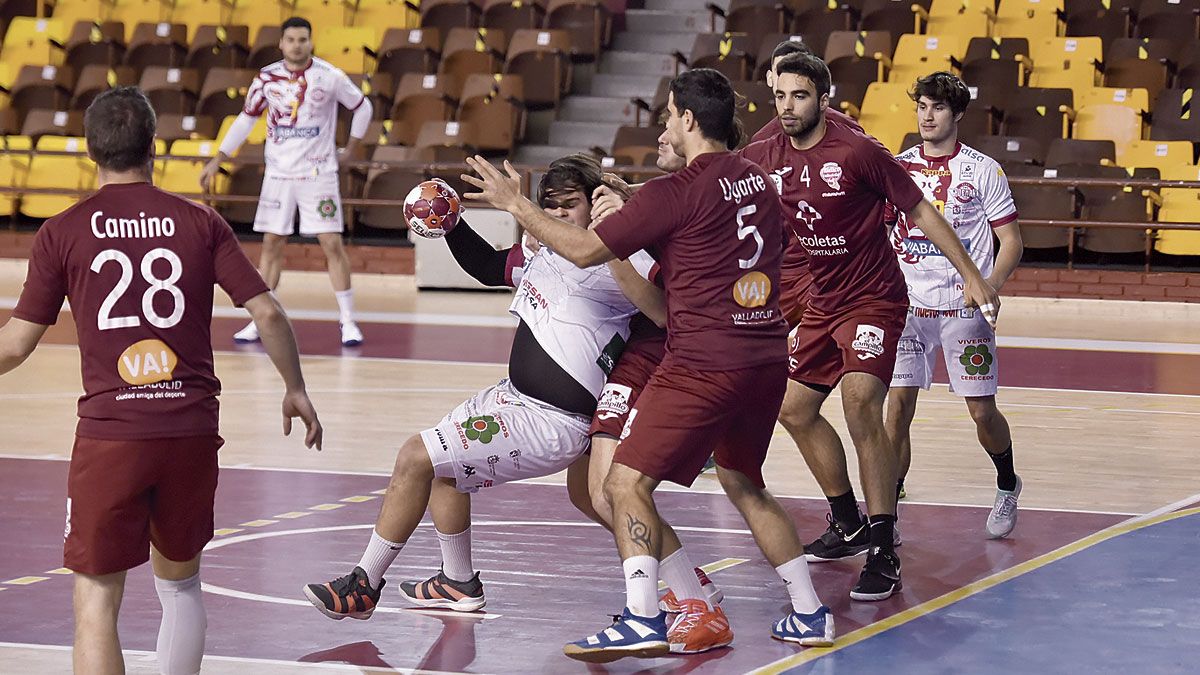 El canterano Torío intenta girarse en los 6 metros ante la defensa de Valladolid. | SAÚL ARÉN