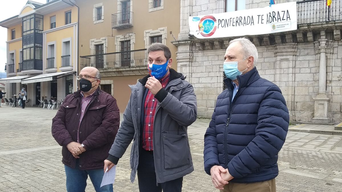 Alonso arropado por concejales del partido. | M. IGLESIAS