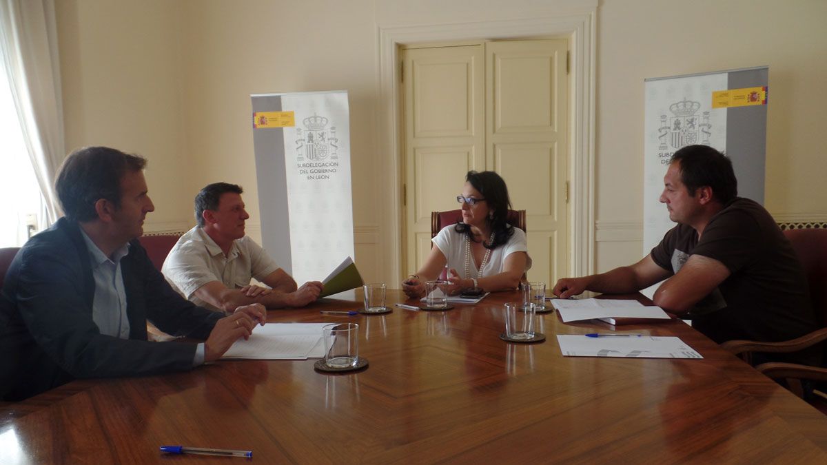 Los tres regidores leoneses junto a la subdelegada del Gobierno en León, Teresa Mata.