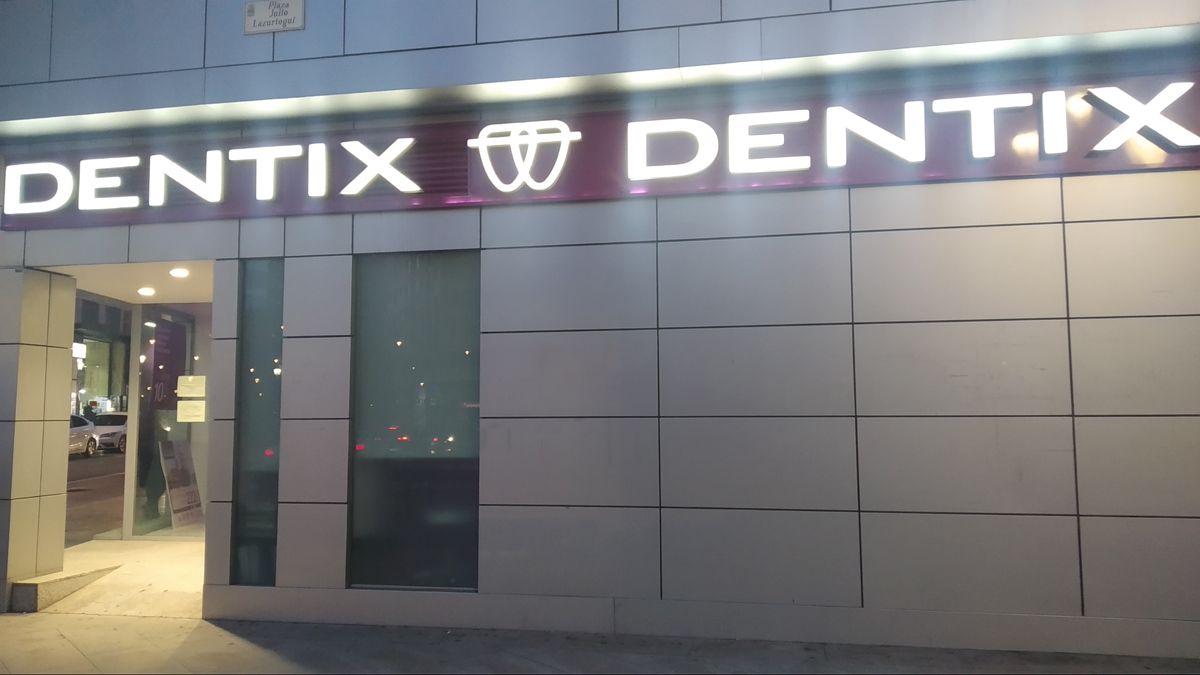 La fachada de Dentix en la Plaza de Lazúrtegui apagará sus luces para siempre. | M.I.