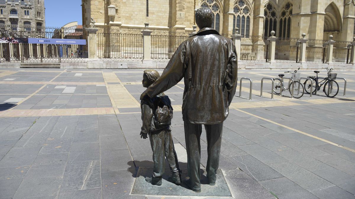 Imagen de la estatua ‘Padre e Hijo’, ubicada en la plaza de Regla. | MAURICIO PEÑA