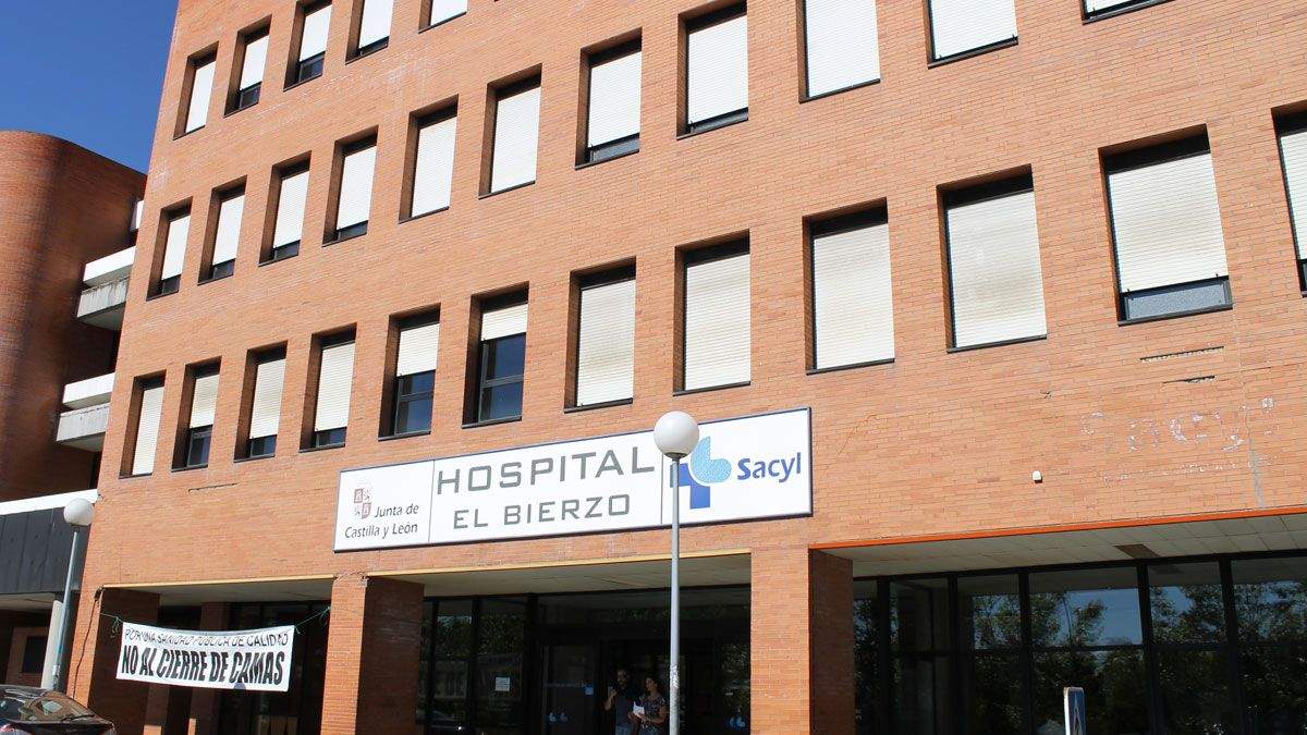 El Hospital El Bierzo en imagen de archivo, cuando el problema era que se cerraban camas.